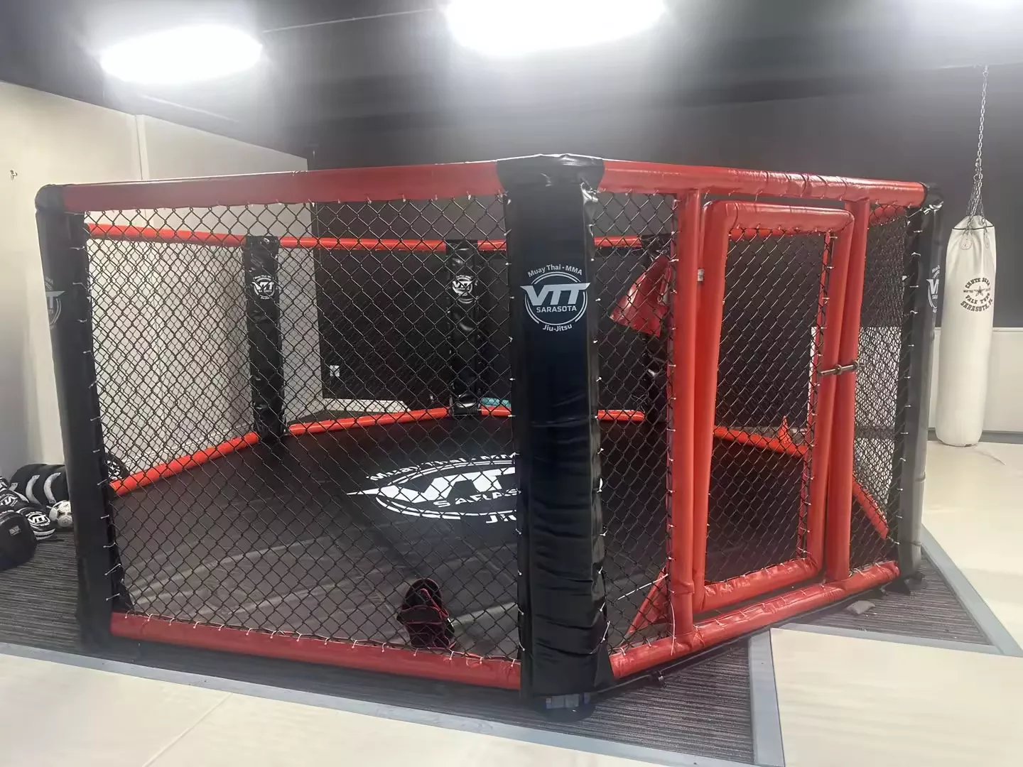 カスタム MMA オクタゴンは、高強度の戦闘ジムで安全性、耐久性、ブランド表示のバランスをどのようにとればよいでしょうか?